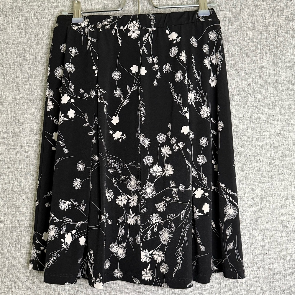 Gilli Black and White Stretchy Floral Lightweight Skirt‎ Size Small/Medium - Picture 2 of 5